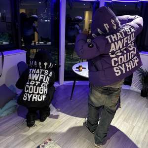 Chaqueta Casual con Capucha de Alta Calidad para Invierno, Cálida, Cortavientos, Resistente al Frío, con Cremallera, Tejido Lavado, con Estampado 'THAT'S a AWFUL LOT of COUGH SYRUP' - Product Image 3