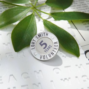 Spilla da Bavero Personalizzata LGC con Logo, Distintivo di Riconoscimento "Volontario 5 Anni" per Eventi Benefici e Organizzazioni per Animali - Product Image 2