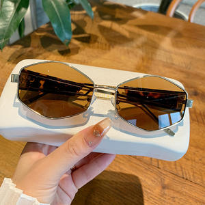 Lunettes de soleil pour femmes de style INS viral, forme polygonale en diamant, nouvelle mode européenne et américaine, photo de rue, protection UV400, monture intégrale - Product Image 1