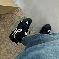 Zapatillas Retro de Mujer con Punta Decorativa y Cordones, de Ante con Bloques de Color, Estilo Casual, Bajas, en Negro, Blanco y Gris