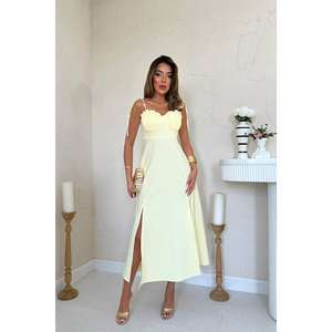 Elegante Vestido de Noche Amarillo de Satén con Escote Corazón, Silueta Ajustada con Abertura y Cintura Natural - Product Image 4