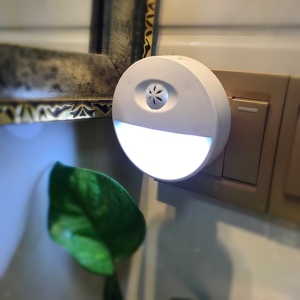 Lampe murale minimaliste OEM A84 LED avec capteur automatique jour/nuit et matériau ABS pour chambre d'enfant, salon et couloir. - Product Image 1