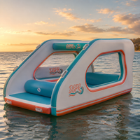 Flotteur gonflable en forme de petite maison avec fenêtre creuse, tapis intérieur souple et plateforme d'entrée avant pour le plaisir estival sur le lac