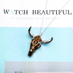 Nuova Collezione in Vendita: Collana Punk con Ciondolo a Testa di Toro in Resina Placcata Oro, Stile Vintage Western Cowboy, Personalizzabile all'Ingrosso - Product Image 4
