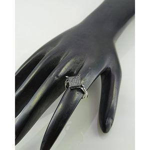 Anillo de Diamantes Jewelspaark, 0.24 Cttw, Color Azul Mejorado, Corte Brillante Redondo, Plata de Ley 925, Anillo de Compromiso para Mujer - Product Image 4
