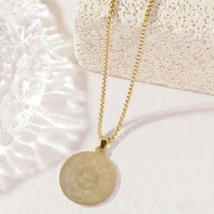 Collier en acier inoxydable à plaque ronde gravée de police personnalisée pour hommes à la mode-Collier sans décoloration pour femmes - Product Image 3