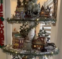Arbre de Noël artificiel multicouche en gros avec village miniature lumineux, train, grande roue et décorations de table de Noël
