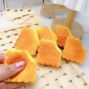 ของเล่นบีบคลายเครียดเนื้อนุ่มพิเศษ PU รูปบิสกิตเนย บีบแล้วคืนตัวช้า ของขวัญสำหรับเด็กและผู้ใหญ่ อายุ 5 ถึง 7 ปี - Product Image 1