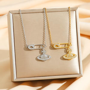 XL281Saturn Planet Collar con colgante de diamante Collar de acero inoxidable Cadena de clavícula de lujo ligera para mujer - Product Image 3