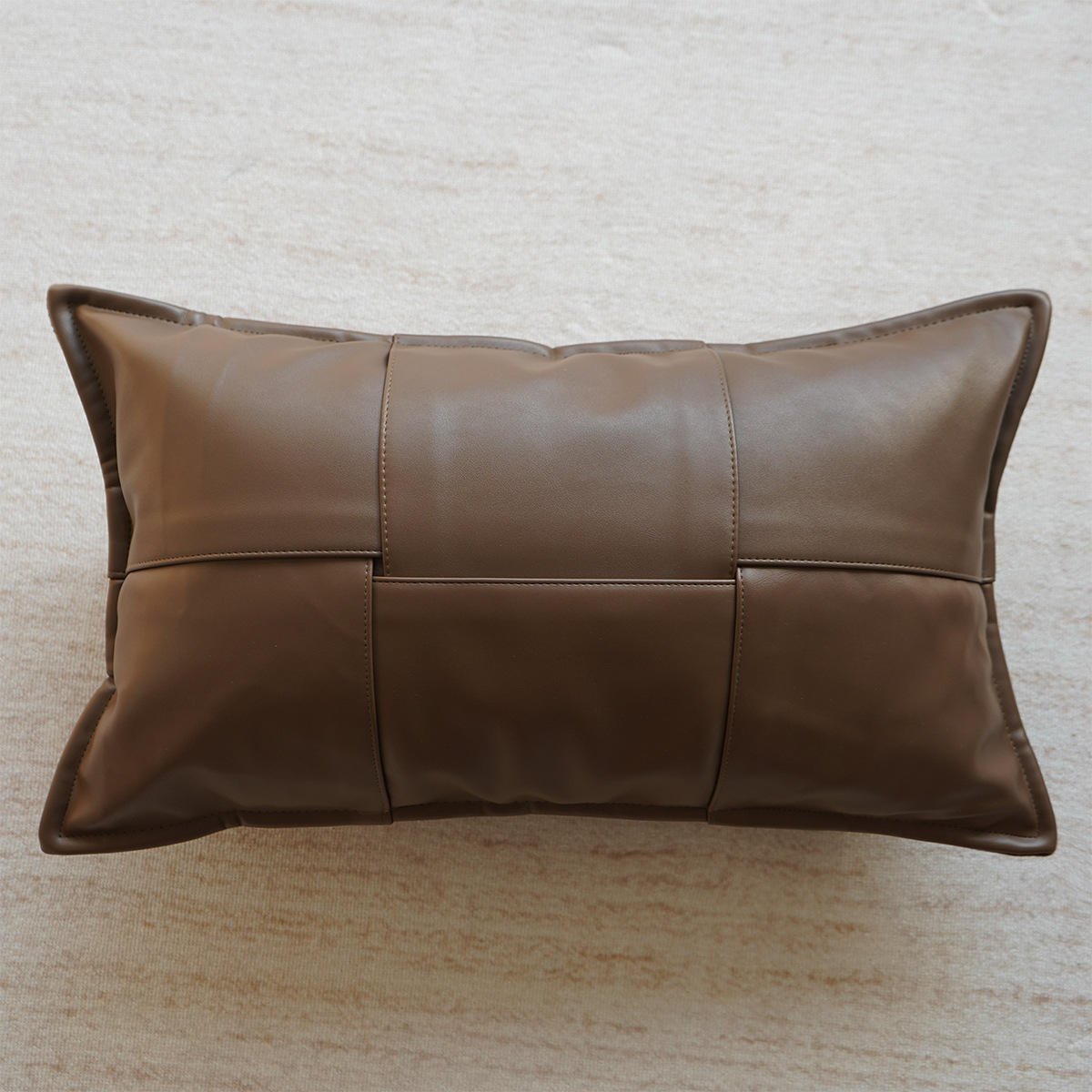 Coussin de taille marron tissé en cuir