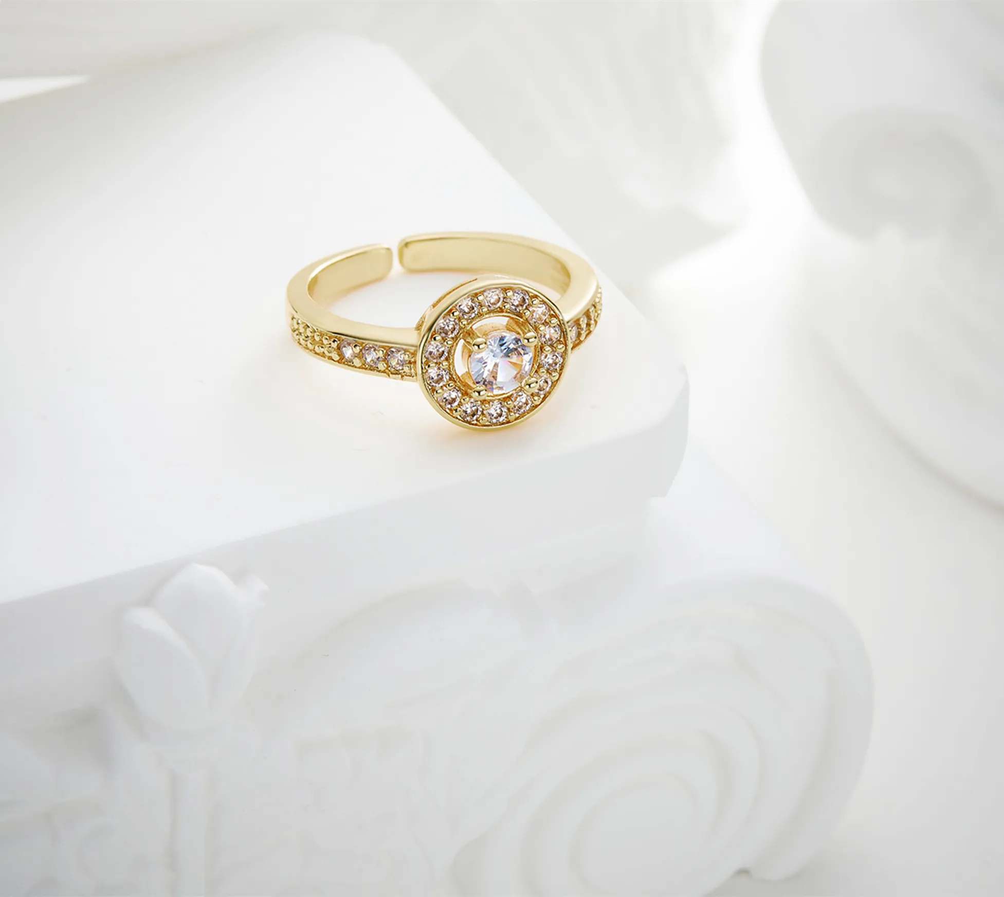 110J Wedding Ring Latest Design Shiny Round Zircon Engagement Ring Gold Plating Women Rings