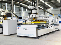 Machine de fraisage CNC multifonctionnelle 1300*2800mm pour le bois avec table de travail sous vide et rouleau pneumatique à double tige pour fixation de plaques