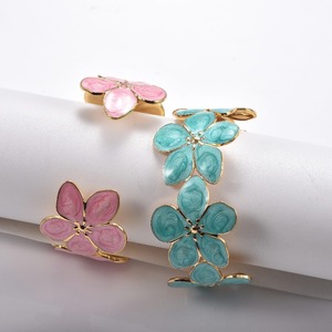 Bracelet ouvert multi-fleurs de frangipanier pour femme, en métal doré, avec motif floral en émail, élégant, cadeau de mariage, bijoux - Product Image 6
