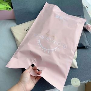 ซองพลาสติก PE สีชมพูพิมพ์โลโก้ตามสั่ง พร้อมหูหิ้ว ทนทาน วัสดุโพลี สำหรับส่งพัสดุ ใบปลิว และถุงส่งของ - Product Image 2