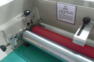 Machine de revêtement automatique de plastifieuse UV de taille A3/A4 à entraînement électrique pour applications textiles - Product Image 5