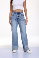 Jean en denim délavé coupe droite pour femme avec ourlet déchiré et effet whiskers – Pantalon tendance pour femme