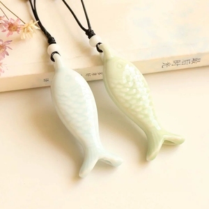 Silbato de porcelana Lucky Carp con esmalte liso, recuerdo de viaje al océano, colgante de regalo para niños - Product Image 1
