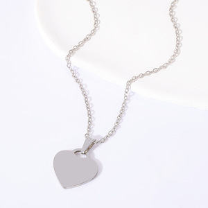 Collana con ciondolo in acciaio inossidabile incisa con logo UV Laser a forma di cuore in oro rosa - Product Image 3