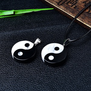 Collar con Colgante de Piedra en bruto de obsidiana de pino blanco natural, símbolo de ocho trigramas Yin Yang blanco negro, técnica pulida a mano - Product Image 2