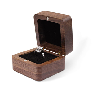 Houten ringendoosje vierkant en hartvormig voor trouwringen, vintage ringendoosje voor aanzoek - Product Image 2