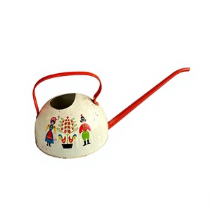 Regadera metálica vintage con mango rojo y diseño de arte folclórico para decoración de jardinería, regadera metálica ecológica - Product Image 1
