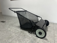 Balayeuse à gazon manuelle de 26 pouces, capacité de 7 pieds cubes Collecteur de feuilles manuel avec 4 brosses rotatives, hauteur de brosse réglable et bac amovible
