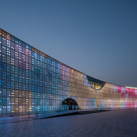 Écran LED flexible transparent P55, résistant à l'eau, affichage couleur pleine, façade multimédia pour la publicité architecturale en extérieur