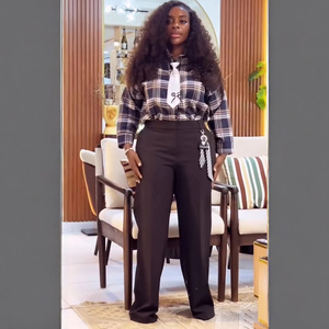 Completo da <span class=keywords><strong>donna</strong></span> due pezzi primaverile nuovo con camicia a maniche lunghe in poliestere a quadri e pantaloni al ginocchio, casual, con design a contrasto e fiocco, di tendenza - Product Image 1