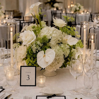 Boules de fleurs vertes C-512 pour centres de table de mariage avec Anthurium vert et hortensias blancs pour la décoration d'événements de mariage