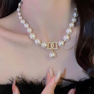 Set di Collana con Ciondolo a <span class=keywords><strong>Lettera</strong></span> <span class=keywords><strong>D</strong></span> e Orecchini di Lusso, Collana di Perle con Zirconi, Gioielli in Stile Coreano Minimalista Placcati Oro - Product Image 3