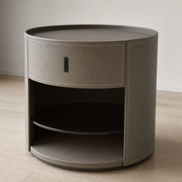Table de chevet cylindrique moderne à 1 tiroir en cuir tanné taupe avec étagère en verre trempé et fermeture douce en bois massif pour chambre et hôtel