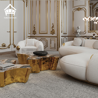 Canapé sectionnel moderne de luxe en velours bouclé avec des fauteuils et une table basse ronde en laiton doré pour le salon d'une villa