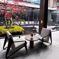 Designer Outdoor-Lounge-Sofa-Set mit Couchtisch, Massivholz-Loungesessel, Aluminiumrahmen-Möbel im Chinesischen Stil für Villa und Innenhof