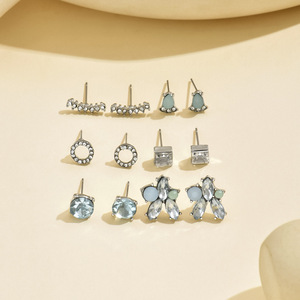 Ensemble de douze boucles d'oreilles géométriques douces, élégantes et charmantes, en forme de fleurs carrées et rondes, petites et polyvalentes - Product Image 3