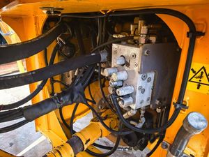 Chargeur d'occasion VoIvo L105 à prix réduit avec composants d'origine incluant moteur et pompe - Product Image 6