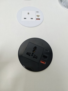 Toma de Corriente Redonda para Escritorio Estándar Estadounidense de 80 mm, 1 Toma de Corriente Alterna, 2 Puertos USB, Tira de Escritorio con Montaje Oculto, IP22 - Product Image 1