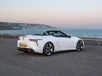 Voiture de sport haut de gamme à essence |   Déplacement fluide pour les trajets de loisirs de luxe transfrontaliers