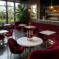 Modernes Luxuriöses Kommerzielles Goldmetallgestell Rotes Samt-Sitzgruppen-Set Weißer Marmortisch-Set für Restaurant Café Club Hotel