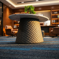 Table basse ronde de luxe en marbre blanc avec base conique cannelée grise pour salle d'attente de bureau sophistiquée
