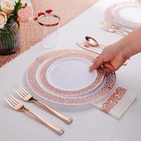 Ensemble de vaisselle jetable moderne en plastique pour fêtes et mariages avec assiettes à bord doré, verres à vin, couteaux, fourchettes et cuillères