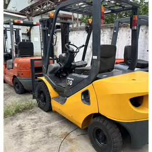 Montacargas Komatsu FD 30 3T de Servicio Pesado, Diésel, para Carga y Elevación de Contenedores Vacíos de 40 pies, para Aplicaciones en Puertos y Muelles - Product Image 1