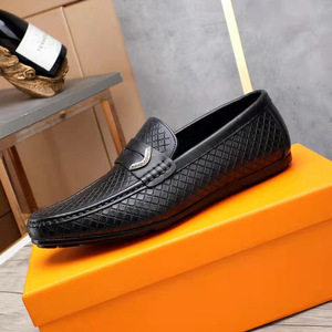 Mocasines de Cuero Negro para Hombre, Punta Redonda, Sin Cordones, Transpirables, Parte Superior de Cuero Genuino, Decoración con Hebilla, Patrón Geométrico, Suela de Goma - Product Image 1