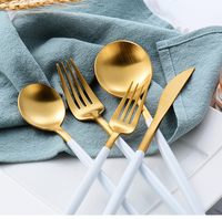 Vaisselle de table de luxe en acier inoxydable doré pour mariage d'hôtel cuillère en or faite à la main couteau à fruits fourchette ensemble de couverts