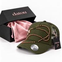 Casquette de baseball unisexe tendance avec pendentif croix en chaîne perlée or rose, dos en maille couleur unie et visière incurvée, emballée dans une boîte cadeau