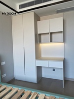 Armoire autoportante pratique et personnalisable, en bois massif, avec rangement classifié pour la zone de dressing de la chambre