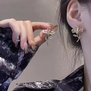 ต่างหูแฟชั่น QX สำหรับผู้หญิง ดีไซน์ดอกไม้ชุบทอง ประดับมุกเทียม คริสตัล และเพชรเทียม สวยหรูทันสมัย เหมาะเป็นของขวัญ - Product Image 5