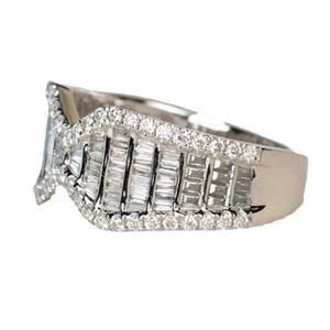 Anello da Donna Q493 in Oro Bianco con Diamanti Taglio Baguette Colore D Naturale Gioiello di Fidanzamento - Product Image 5