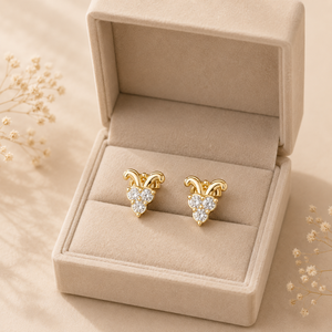 Pendientes de clip de oro amarillo de 22 quilates con brillantes piedras de circonita cúbica blanca en un delicado diseño de racimo de flores - Product Image 4