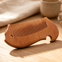 Peigne à cheveux en bois de poirier sculpté à la main, dents lisses et arrondies, antistatique, portable, peigne en bois de poche pour la maison, les voyages et l'entretien quotidien des cheveux