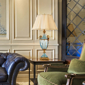 Lampe <span class=keywords><strong>de</strong></span> table <span class=keywords><strong>de</strong></span> luxe en laiton et verre cristal, abat-jour cloche en tissu plissé, urne bleue cannelée classique, pour chevet, bureau, hôtel, villa, salon - Product Image 2